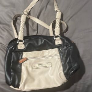 Detailing all the shops two pockets. Super cute, but super simple.